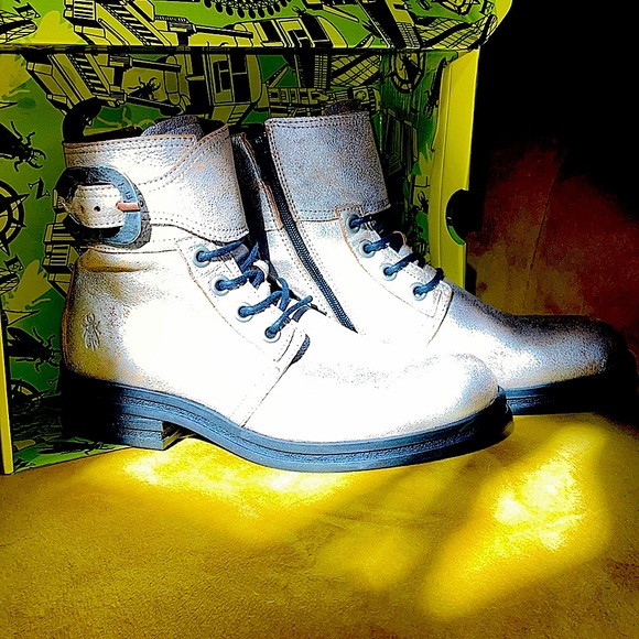 FLY LONDON Boots KARA664FLY zone SIZE 10 Cool pearl opalescent look with buckle - Picture 3 of 10